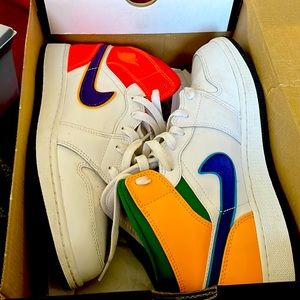 Size 7y (women’s 8.5), slight creasing and dirt on laces, only worn three times.